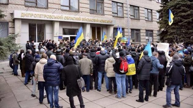 Добровольці у військоматах.jpg
