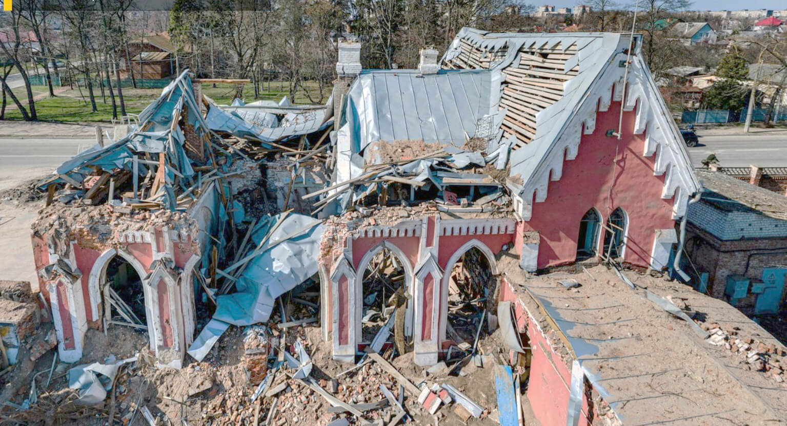 Чернігівська обласна бібліотека для юнацтва. Руйнація після російського вторгнення.
