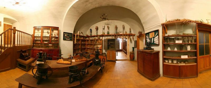 Файл:Рharmacy-museum-lviv..jpg