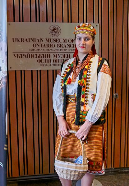 Файл:Волонтерка-музею-коло-вивіски-музею-в-Торонто.jpg