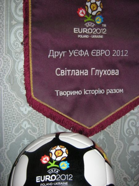 Файл:Сувеніри з символікою Євро-2012.JPG