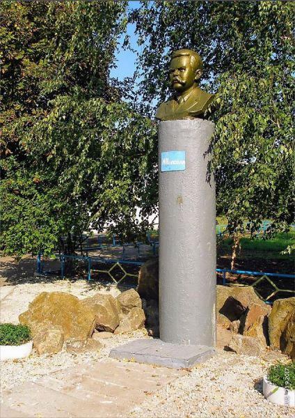Файл:Пам'ятник Шаповалу М. Ю. Срібрянка.jpg