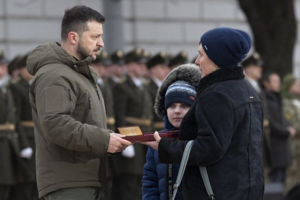 Слісарчук Артем Олександрович. Президент України передає орден «Золота
