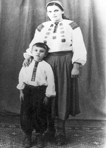 Файл:1955, Вижниця, з Мамою.JPG