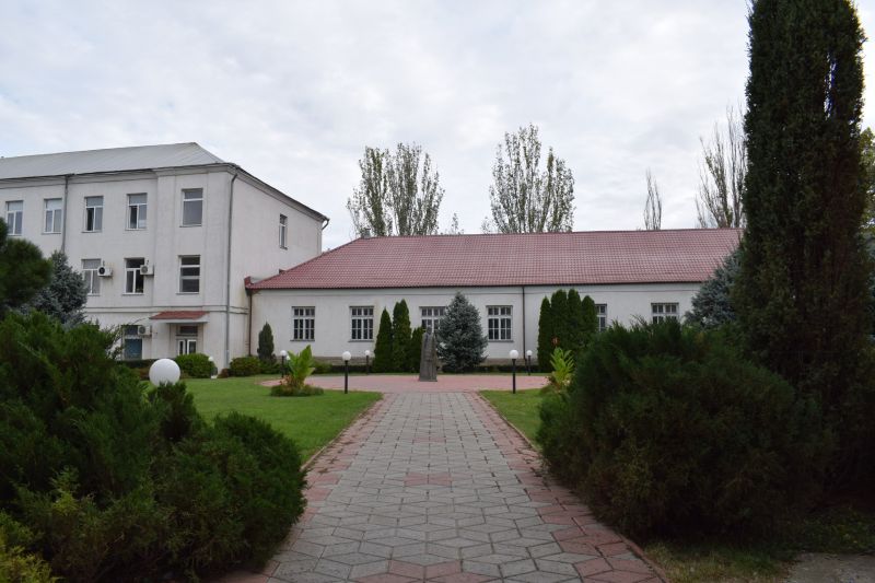 Файл:Внутрішній двір ЧНУ.jpg