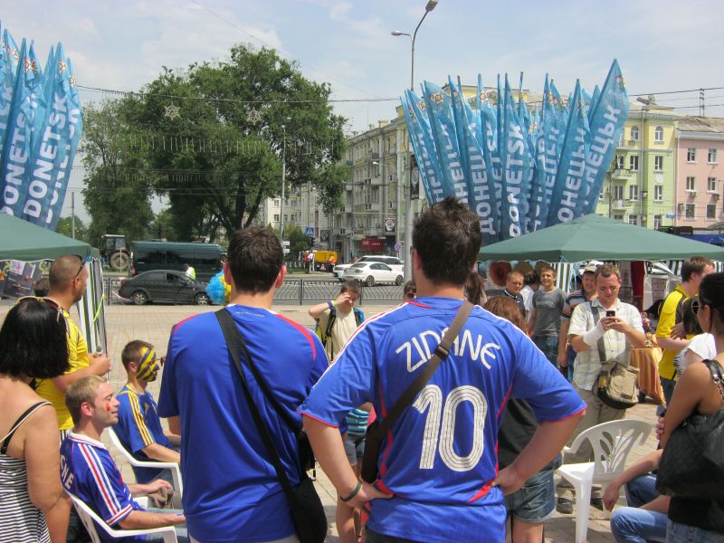 Файл:Вболівальники у м. Донецьку.JPG