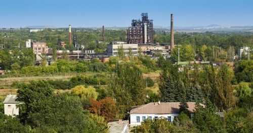 Панорама селища. У центрі — фенольний завод