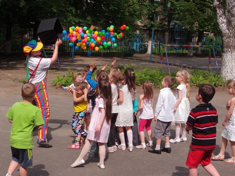 Файл:Клоун на святі для дітей.jpg