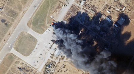 Супутниковий знімок нищення техніки окупантів на аеродромі Чорнобаївки. Березень 2022.