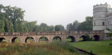 Арковий віадук замку в м. Красічині, Підкарпатське воєводство, Польща