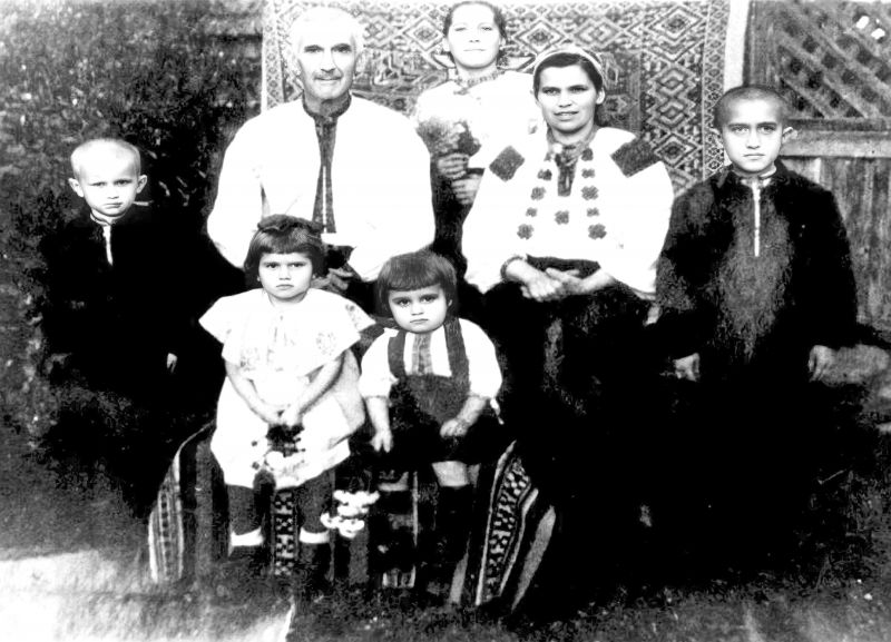Файл:1953 Вижниця, з родиною.JPG